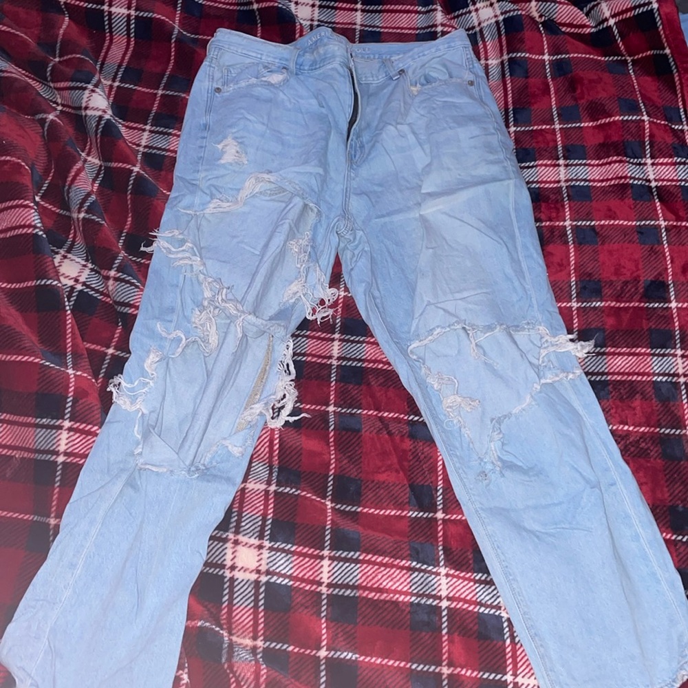 american eagle light washed very ripped jeans!